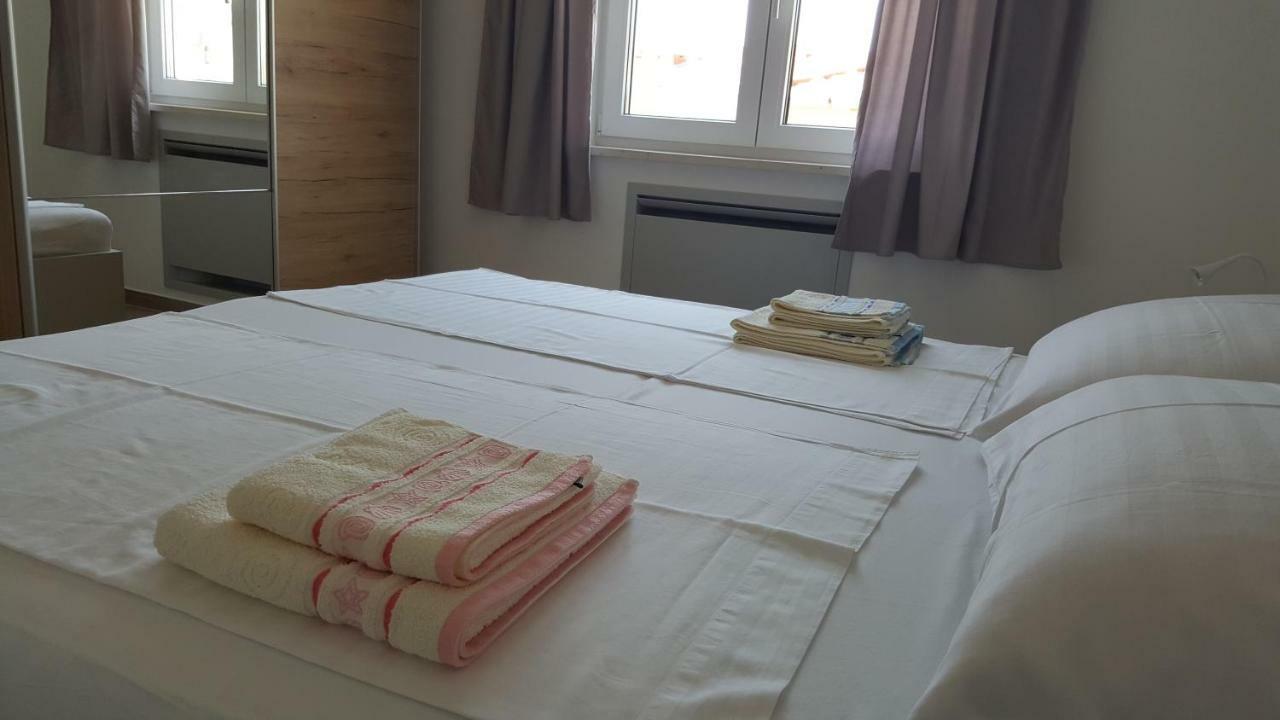 Apartmani Krajinovic Krk Town Esterno foto
